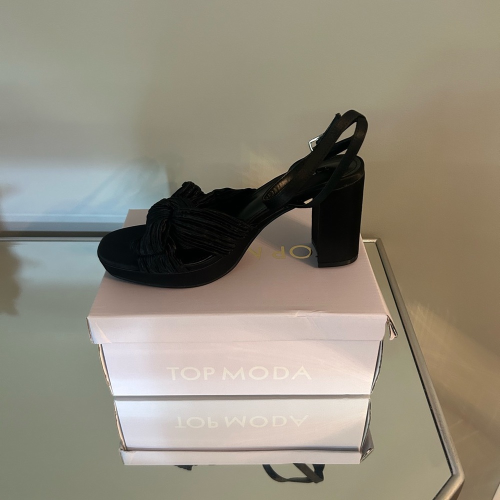 Super cute black heels!